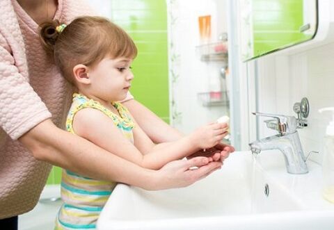 lavarsi le mani per prevenire l'infezione da parassiti